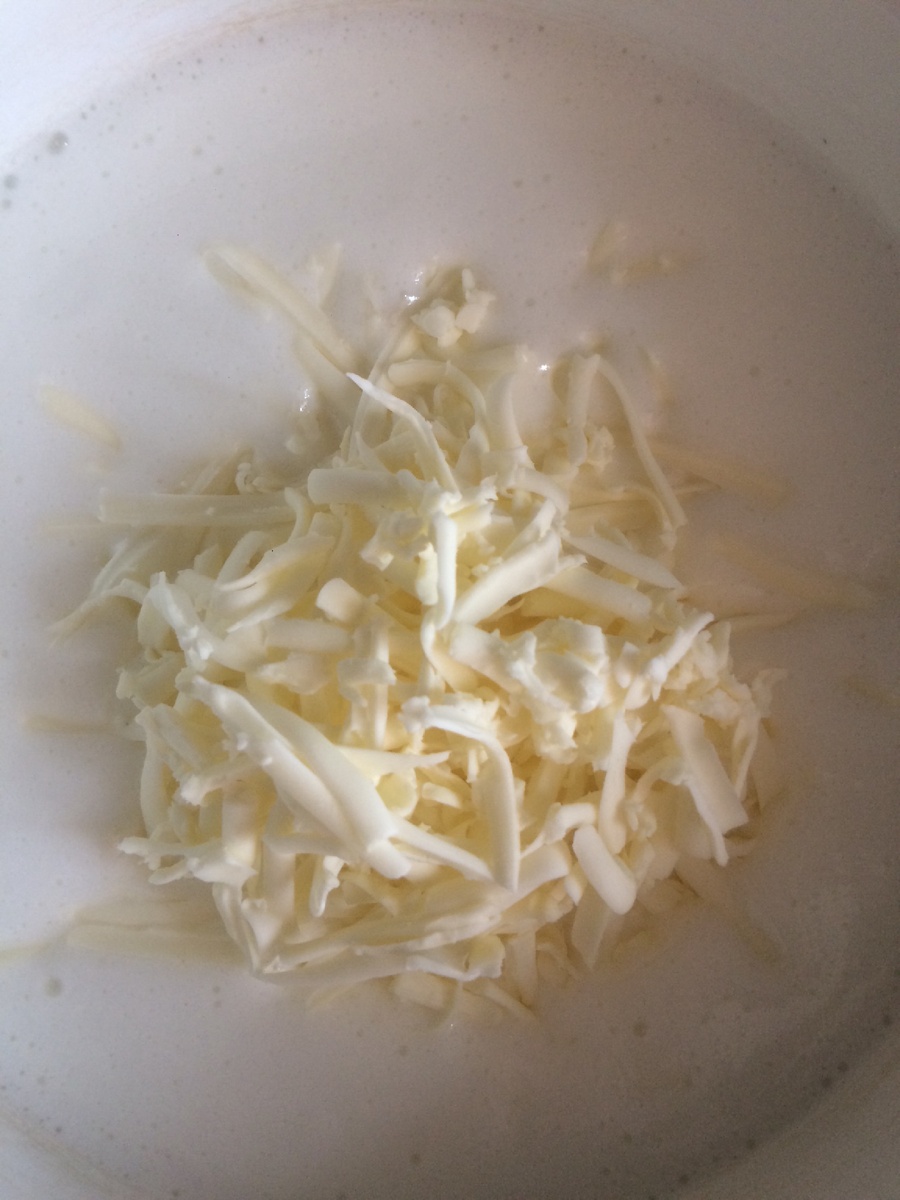 Добавить зелень и муку все хорошо перемешать. 