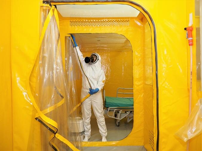 По его словам, каждый больной должен находиться под контролем врачей. За 3–4 недели можно будет довести до минимума смертельные исходы от коронавируса.