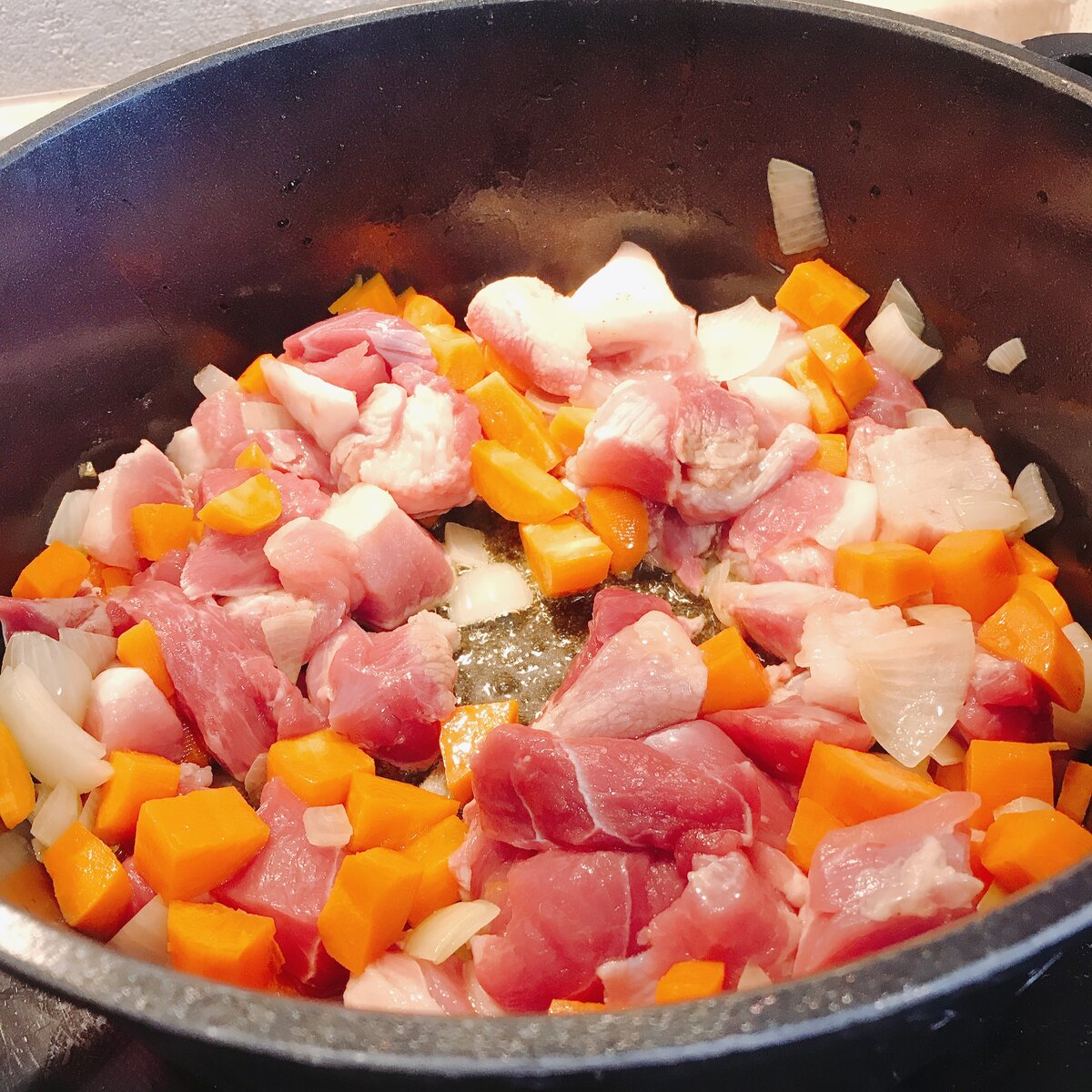 Обжариваем лук и морковь, затем добавляем мясо