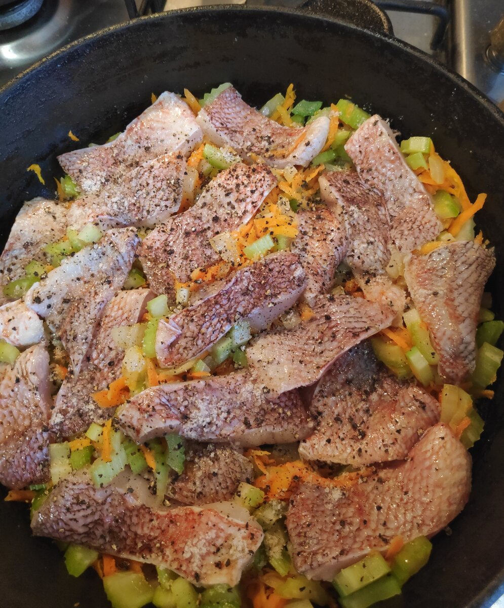 Рыба с овощами на сковороде