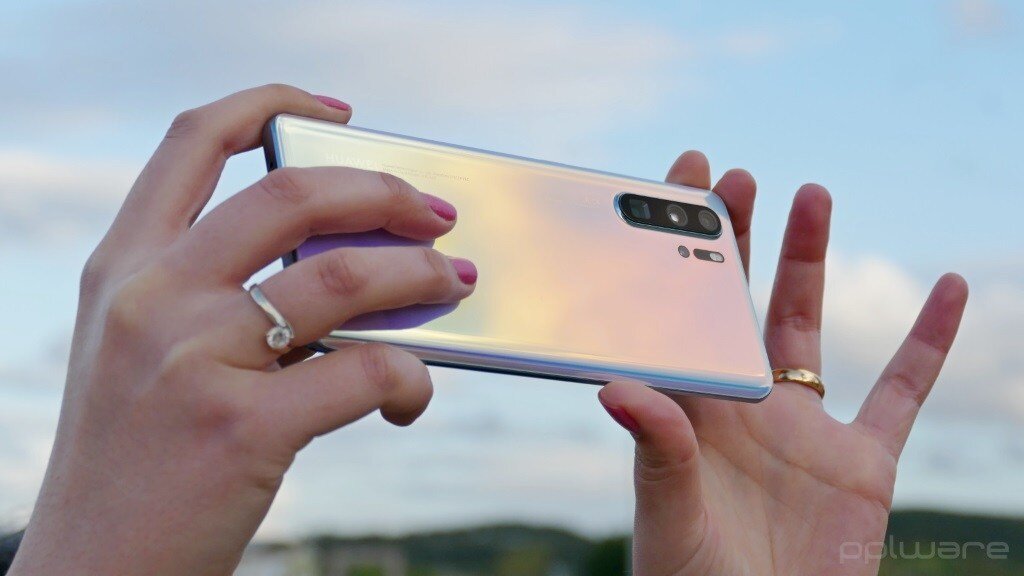 Huawei p30 Pro планшет. Хуавей п 30 про в руке. Новый телефон Huawei в руке. Huawei Mate 20x.