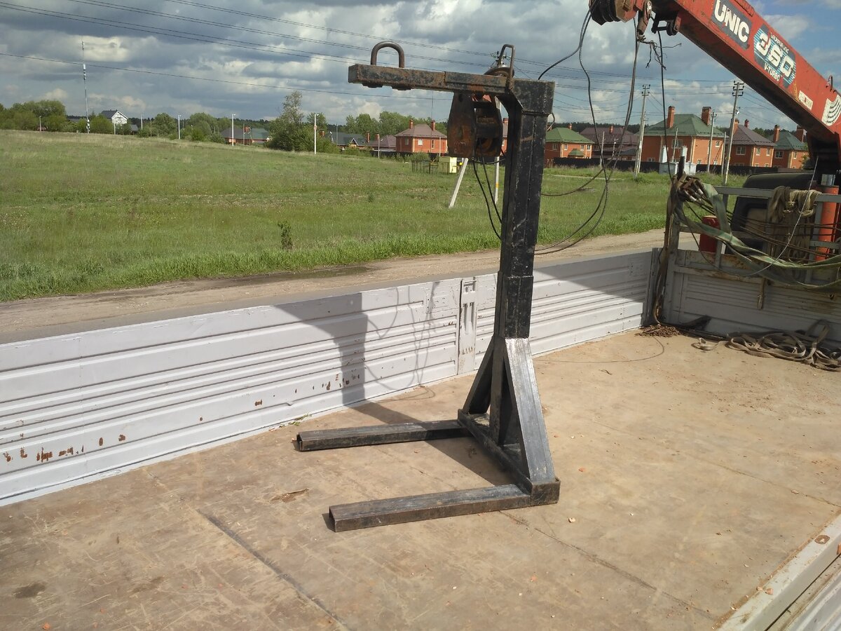 Самодельные «вилы» для разгрузки блоков.