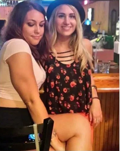 Две подружки в баре. Очень безобидное фото.