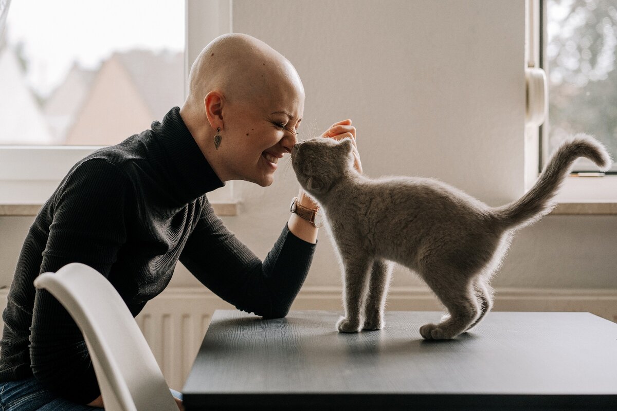 https://www.canva.com/photos/MADFFGf8uGk-woman-playing-with-cat/ Фотограф: Elle Hughes