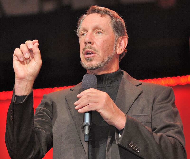 https://ru.wikipedia.org/wiki/%D0%A4%D0%B0%D0%B9%D0%BB:Larry_Ellison_on_stage.jpg