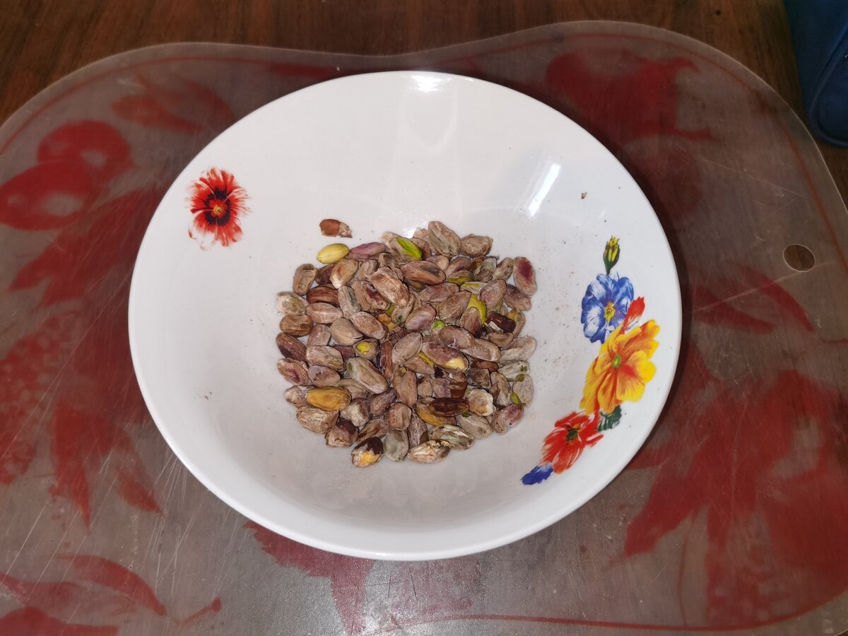 Столько осталось после чистки 150г фисташек😭