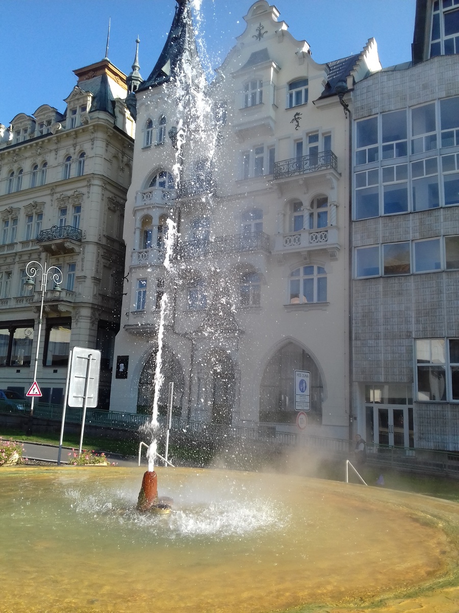 Одна из ёмкостей гейзерного источника Вржидло