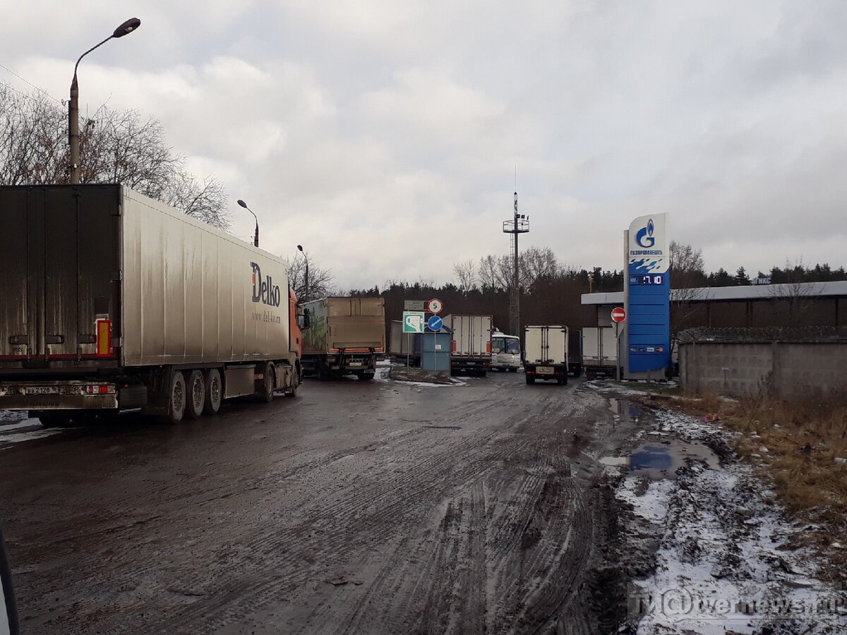 Очередь к метановой заправке рано утром в Твери. Каждая грузовая машина - 20 мин потерянного времени.