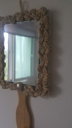 Зеркальце с деревянной ручкой.