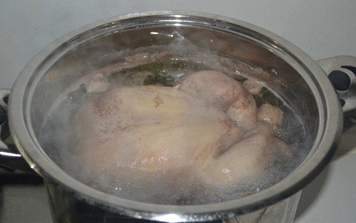 Можно варить замороженную курицу. Курица варится. Курица в кастрюле. Курица варится в кастрюле. Отварить курицу.