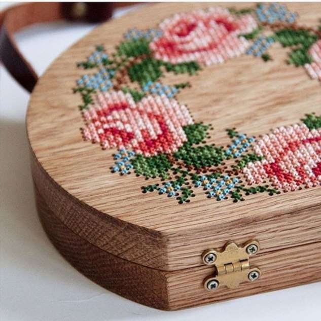 Изображение отсюда https://krashevseh.ru/rukodelie/vyshivka-po-derevu-vesennij-buket