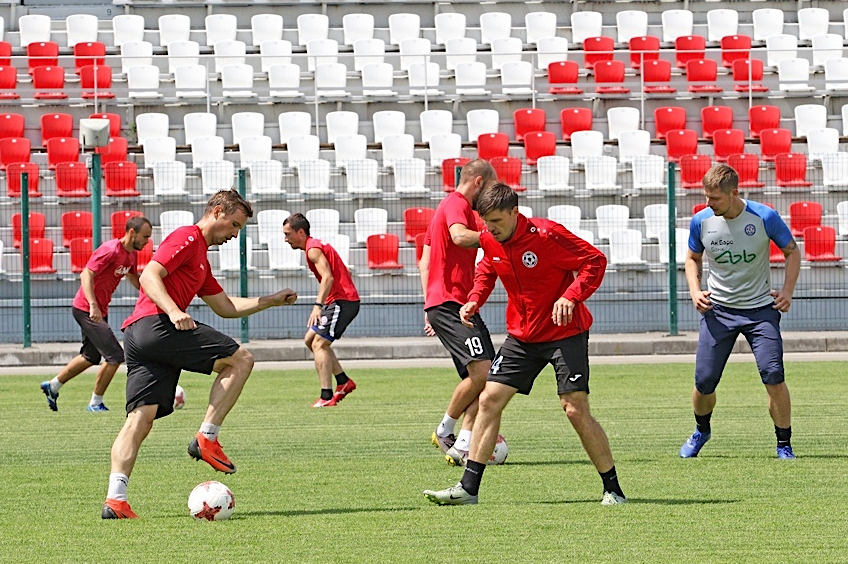 Футболисты "Металлурга" тренируются на центральном стадионе