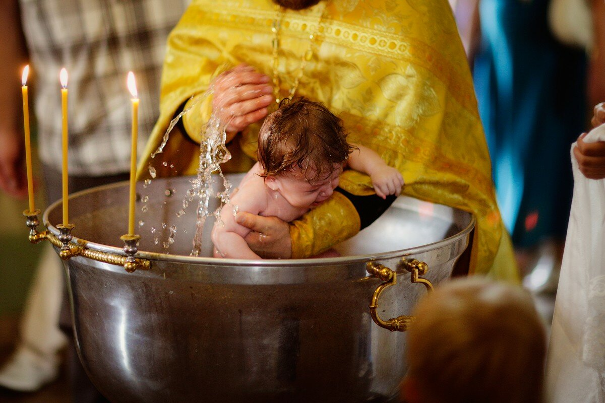 После крещения младенца. О крещении. Крещение в церкви. Крещение младенца. Купель для крещения младенцев.