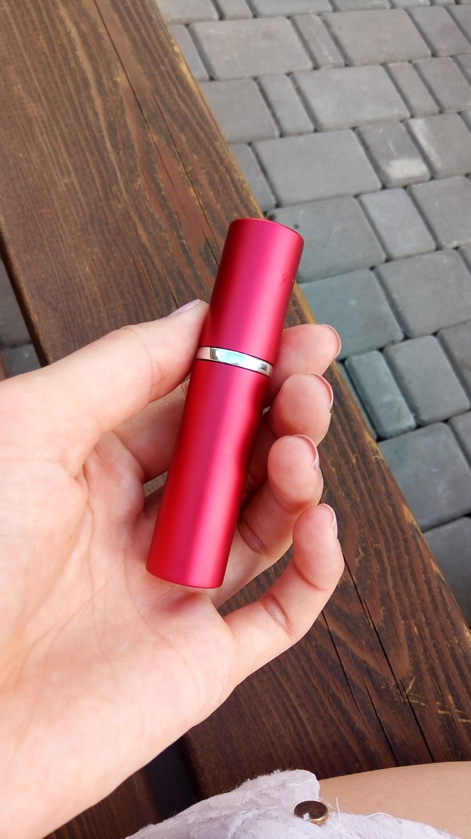 Вот такой красный флакончик. В принципе не такой уж маленький.