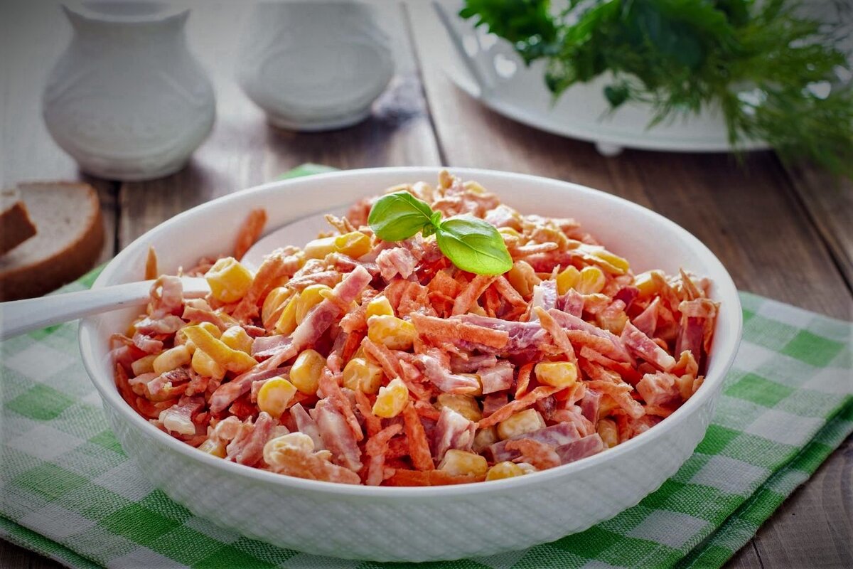 Салат колбаса сыр кукуруза огурец. Салат с корейской морковью кукурузой и колбасой. Салат с корейской морковью кукурузой и колбасой. Салат с корейской морковкой и копченой колбасой. Салат с корейской морковью и копченой колбасой.