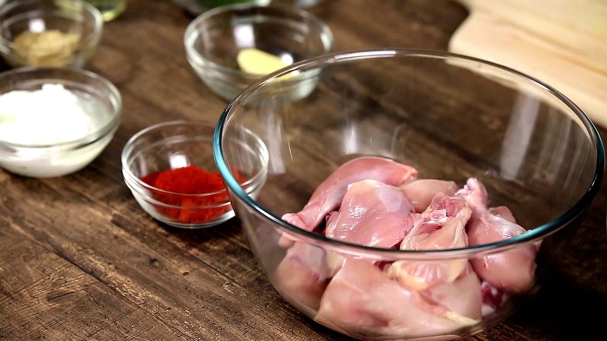 Куриную тушку разделать на кусочки