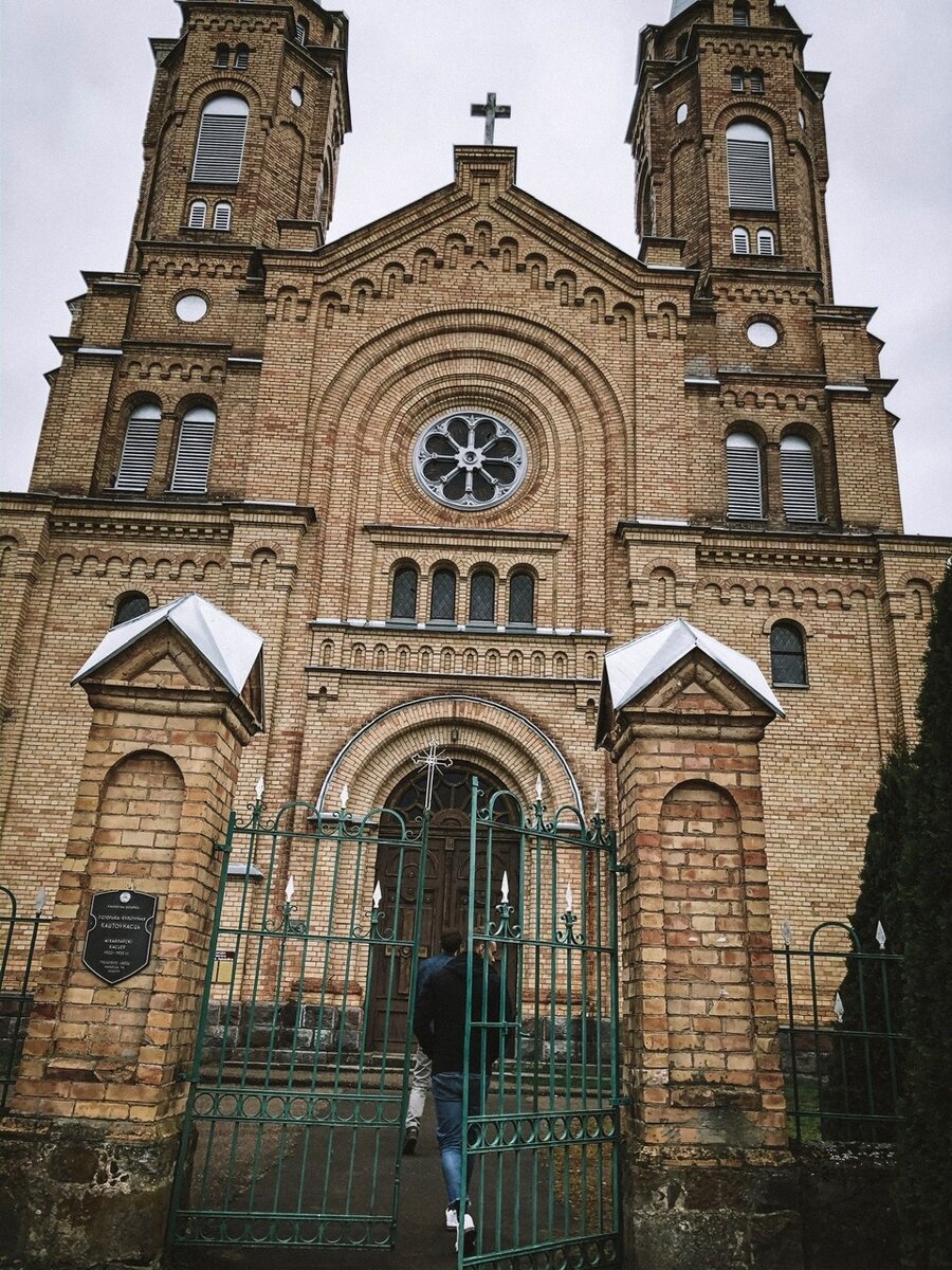 Костёл в деревне Белогруда Путеводитель под рукой это конечно удобно и просто. Но на 100% ему следовать скучно, не интересно и попросту глупо. И именно отклонявшись от маршрута  мы и находили одни из самых колоритных и интересных мест