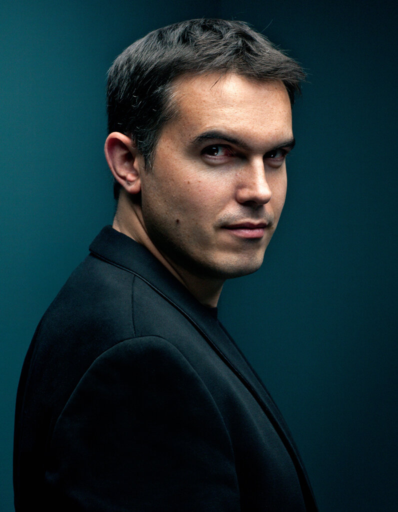 Став писателем, он получил образование в области криминалистики в Университете Сен-Дени.