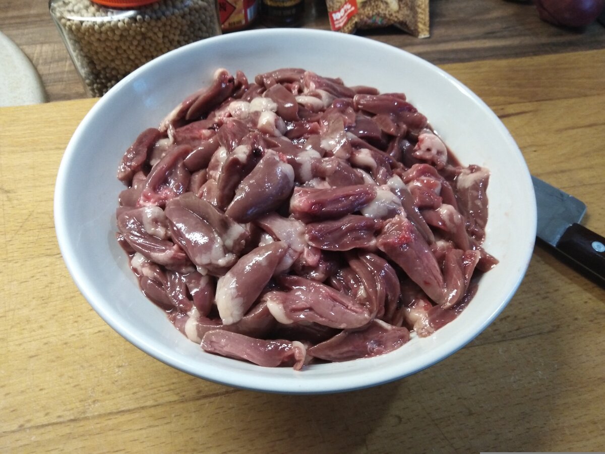 1 килограмм подготовленных сердечек. Пожалуй, подготовка - самый трудоемкий этап готовки. Далее все проще.