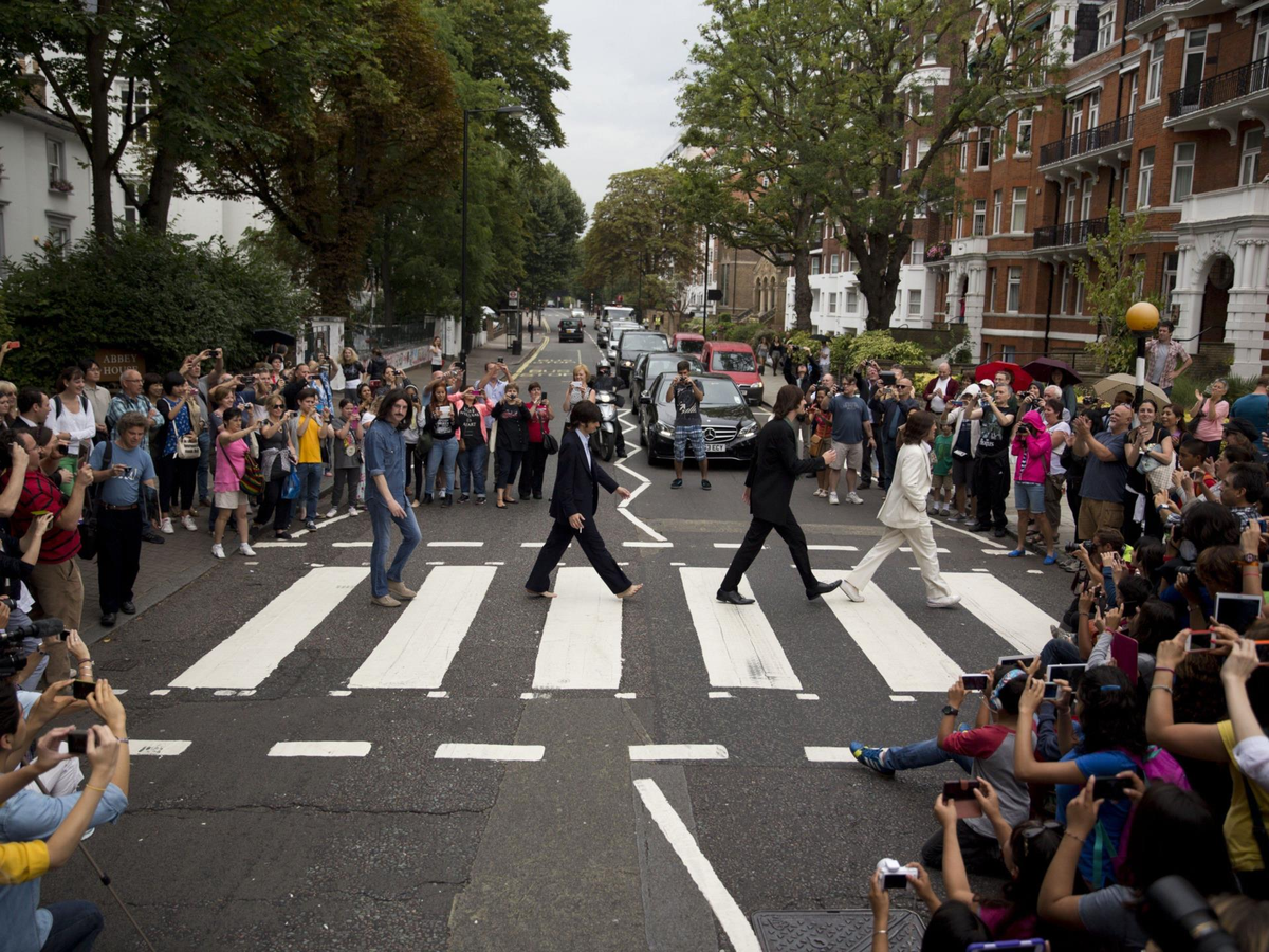 Abbey road the beatles. Эбби роуд улица в Лондоне. Битлз аббей роад. The Beatles Эбби роуд. Эбби роуд Лондон Битлз.