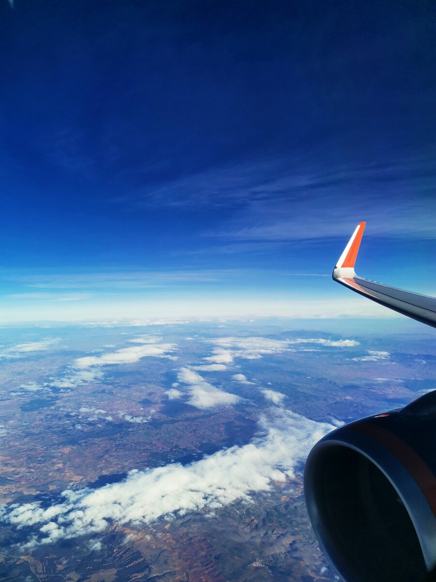 "Экипаж подготовился к взлёту, и, стюард, бегло обежавший передние сиденья на наличие невнимательных к требованиям пилота пассажиров, вскоре стоял около нас".