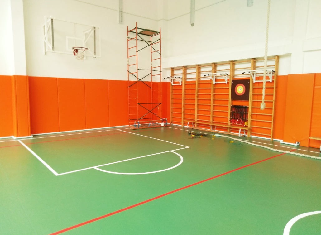 В спортзале. 