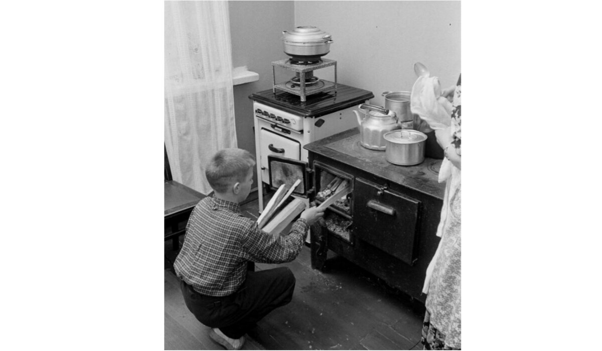 Фотография Э.Кларка, журнал Лайф. В квартире уже поставили газовую плиту, но ещё не подключили. Плита закрыта крышкой, на ней стоит примус.