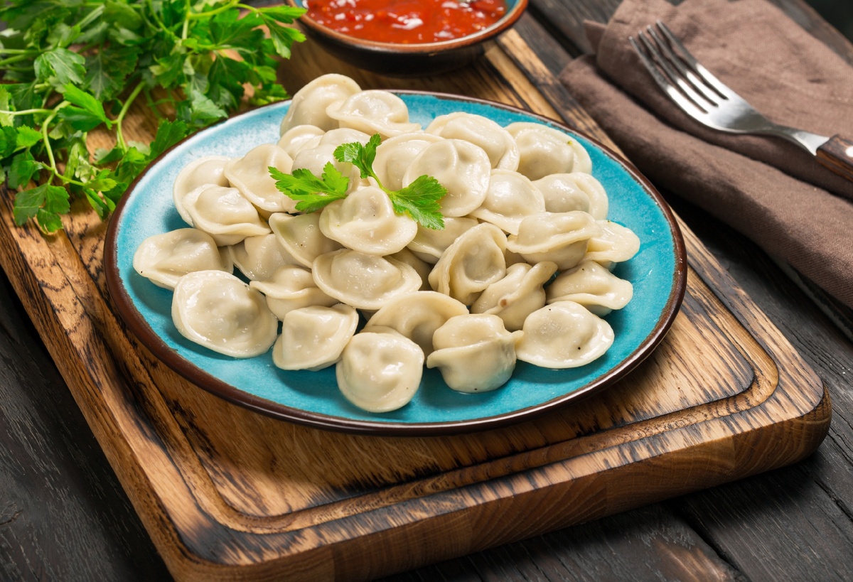 Фотография с сайта: https://www.goodfon.ru/download/vtorye-bliuda-pelmeni-tarelka-eda/4907x3349/