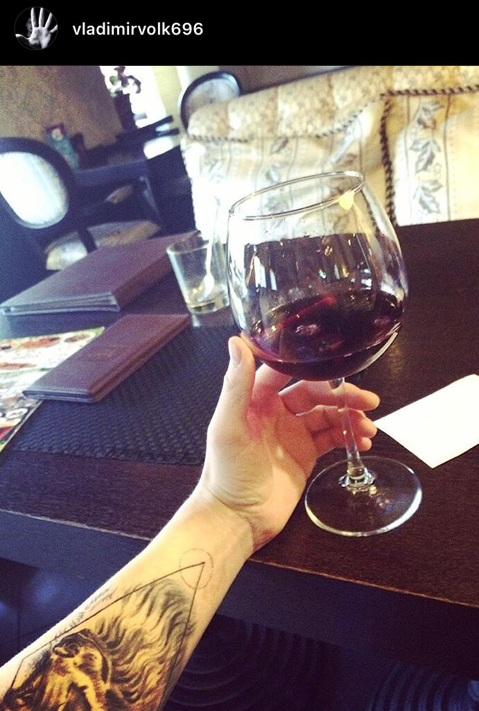 Основные компоненты красного вина:

*Вода
*Углеводы
*Кислоты
*Спирты
*Фенолы
*Азотные соединения
*Неорганические вещества
*Витамины
*Из углеводов вино содержит глюкозу и фруктозу
*Органические кислоты в основном представлены винной, яблочной, лимонной и молочной
*Этиловый спирт, содержащийся в красном вине, широко применяется в медицине и считается наименее опасным по воздействию на организм. А вот метиловый спирт, вызывающий самые тяжелые токсические поражения, в красном вине практически отсутствует
*Фенолы являются природными антиоксидантами, от их состава зависят вкус, цвет и запах красного вина
Азотные соединения участвуют в образовании аминокислот
Из неорганических веществ в красном вине присутствуют железо, калий, фтор, магний, йод и целый ряд других элементов, играющих важную роль для организма
*Процент содержания витаминов в красном вине не велик, но их воздействие на организм в комплексе с другими компонентами делает красное вино чрезвычайно полезны
