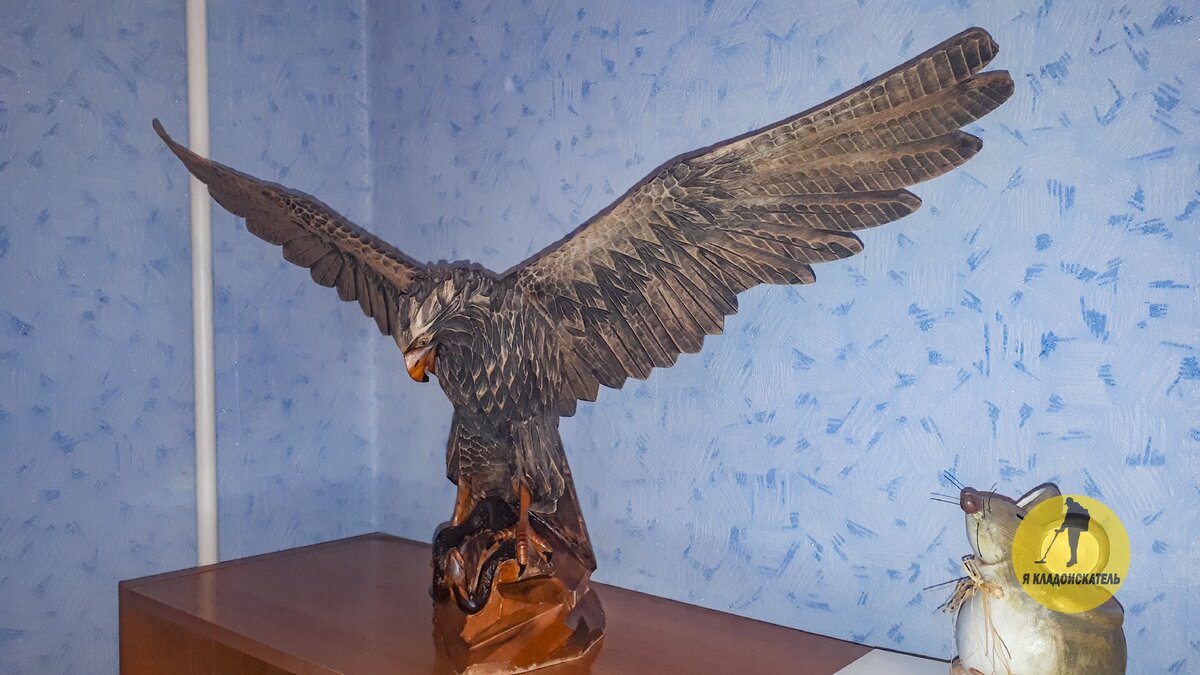 Ручной орел купить. Статуэтка орла из дерева СССР. Фигурка орла из дерева. Орел из дерева СССР. Скульптура орла из дерева.