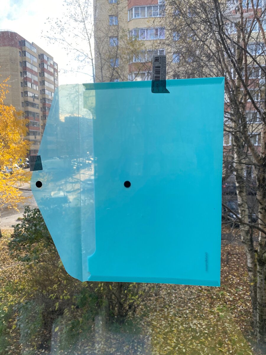 Особенно внимательный зритель заметит штрих код, держащий папку на стекле, и может самостоятельно ознакомиться с артикулом этого товара. Шучу, конечно