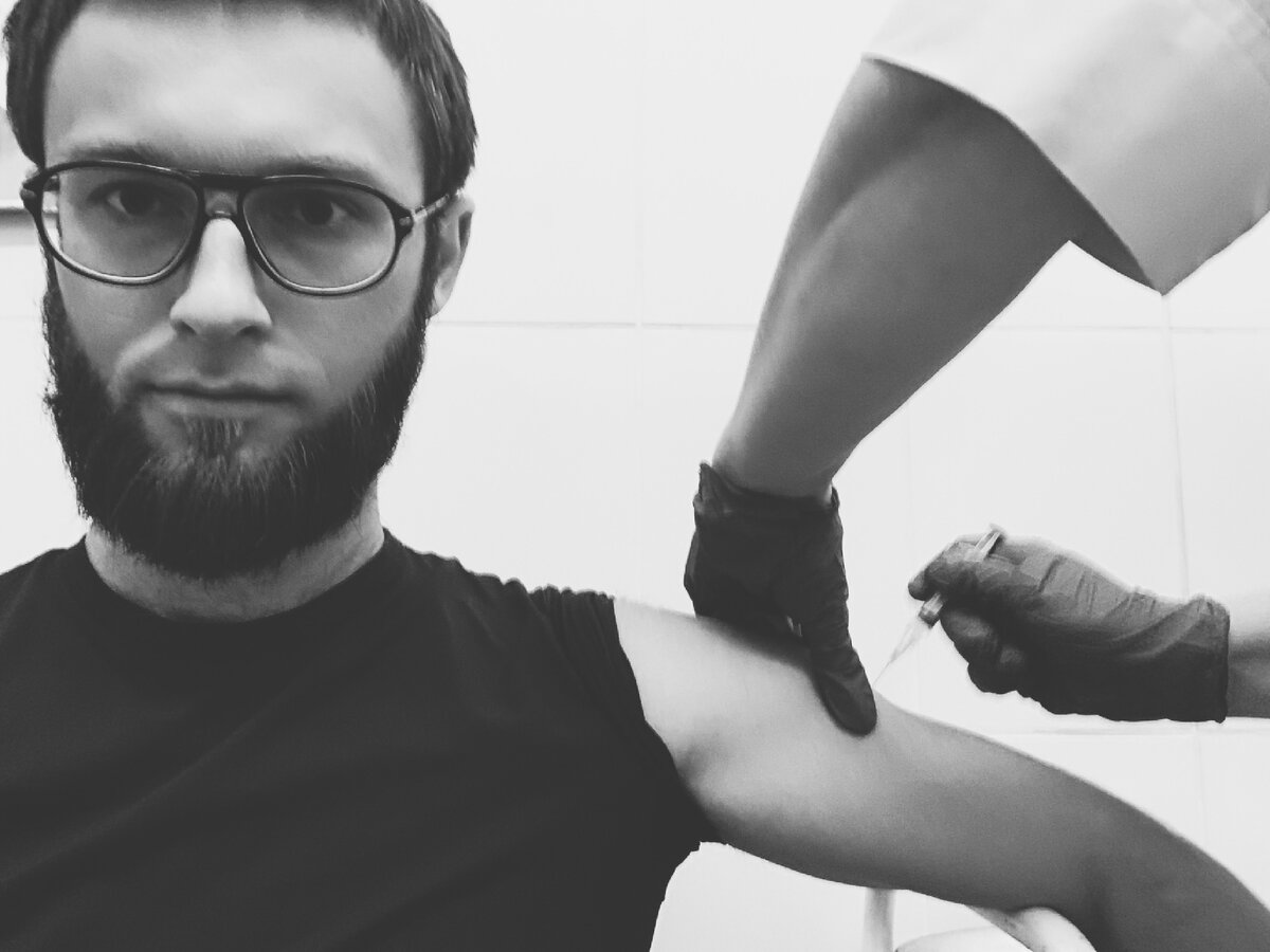 На фото: Николаеву эР делают второй укол вакцины от ковид-19 «Спутник V»