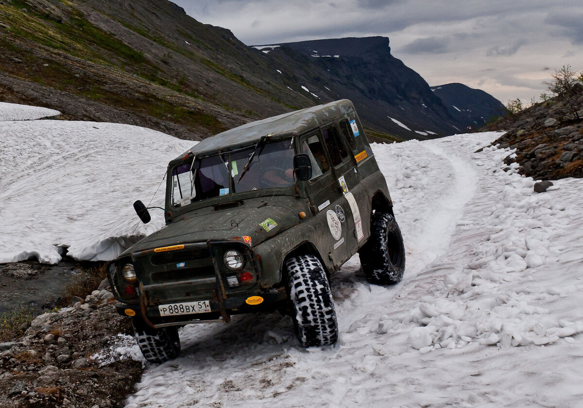 Вариант с разнообразным покрытием. Снег, камни, песок, реки - всё в один день. Горы Хибины, начало июля. 