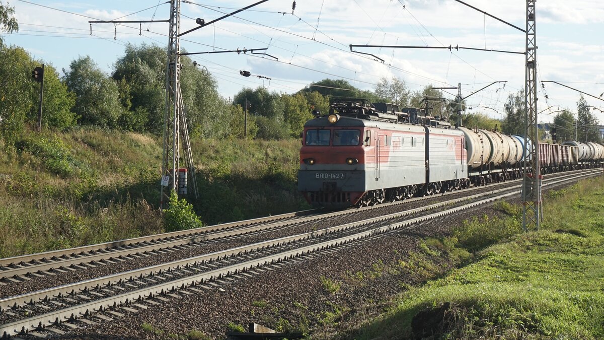 2. Электровоз ВЛ10-1427 ,построенный в 1975 году, двигается на Москву