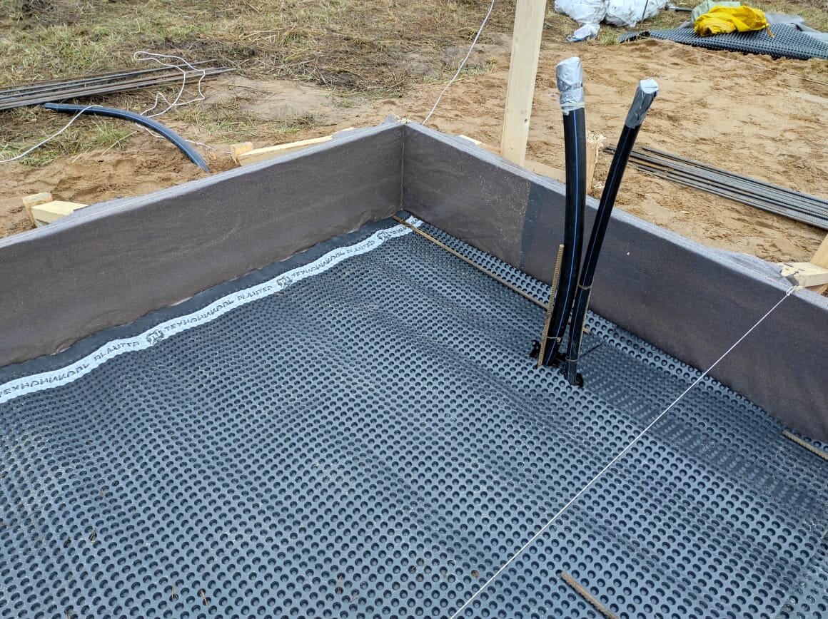 гидроизоляция котлована под фундамент. пленка под фундамент. пленка под монолитную плиту. гидроизоляционная пленка для фундамента. пленка на опалубку под фундамент.