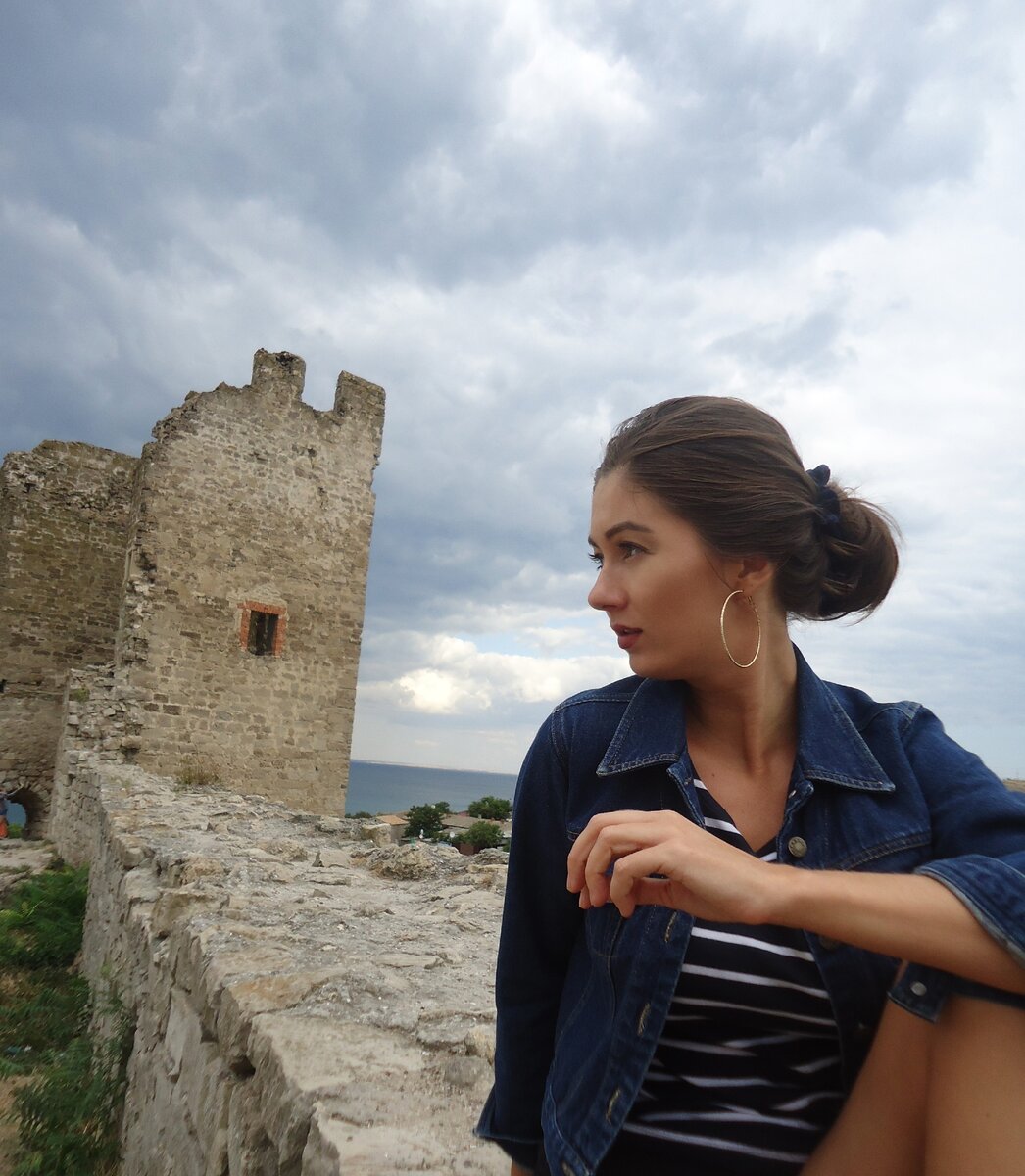 На фото: одна из башен генуэзской цитадели в Феодосии – одно из самых древних сооружений не только Крымского полуострова, но и Европы.  Датирована XIV веком, находится по адресу: Старокарантинная ул., 8, Феодосия