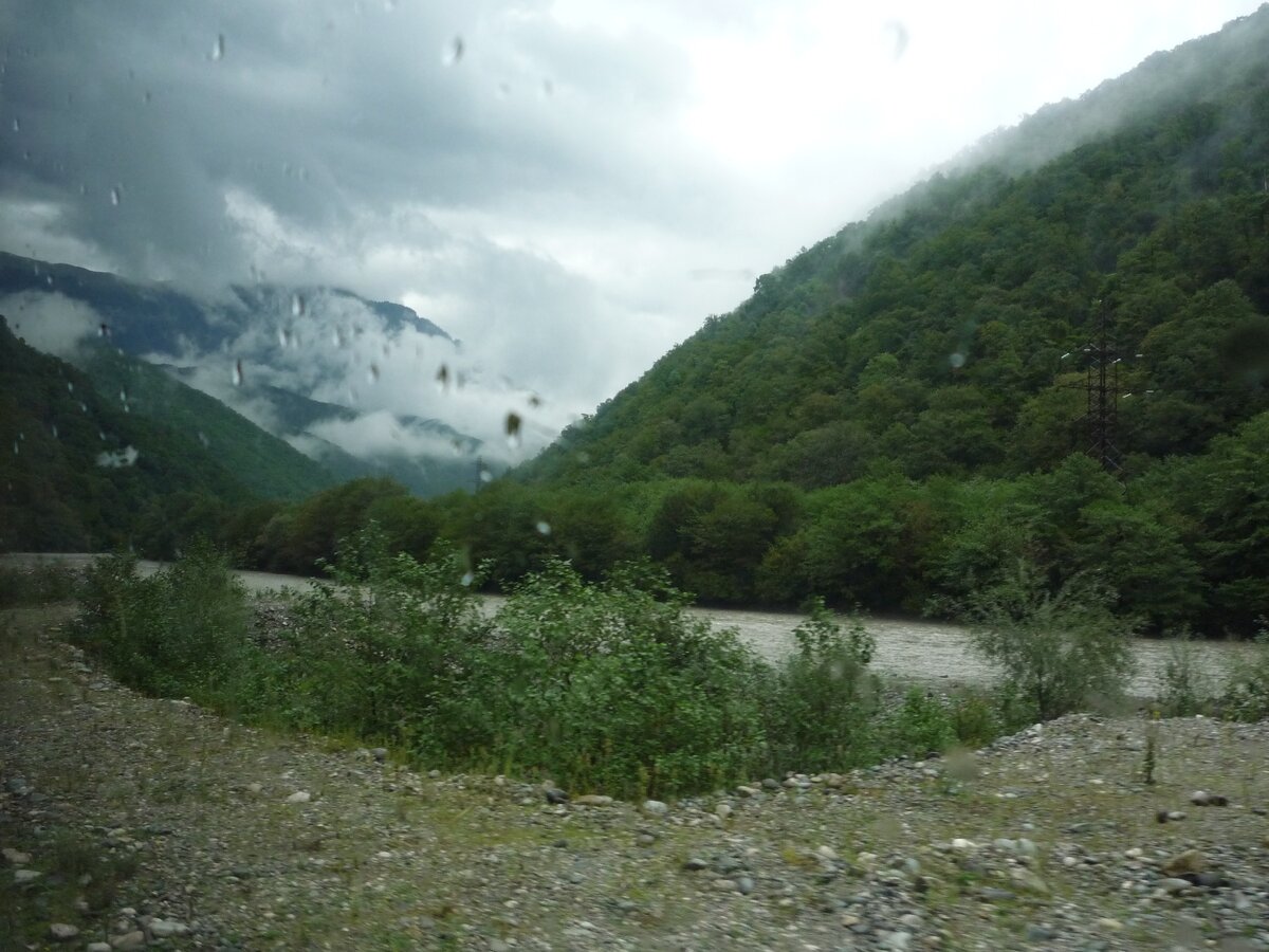 Абхазия. Река Бзыбь и Бзыбский хребет.