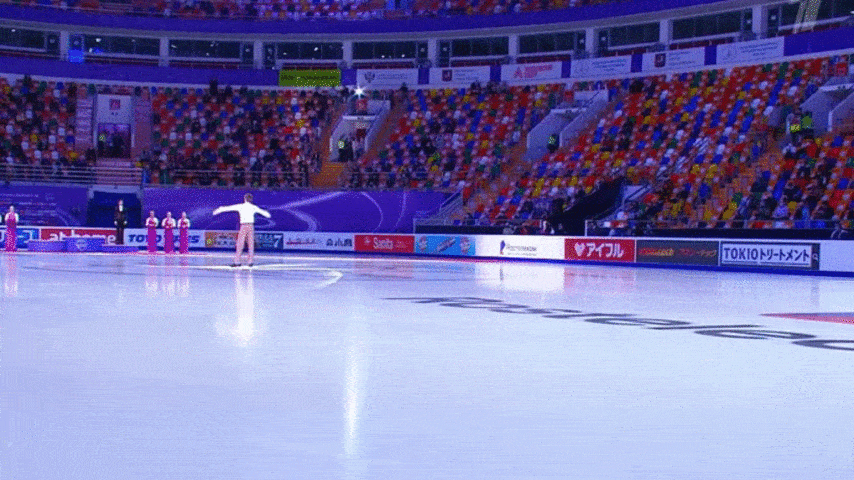 Этап Гран-при ISU в Москве «Кубок Ростелеком». Награждение спортсменов. Мужчины. Танцы. Пары. Приветствия в сложившихся условиях. Скриншот прямого эфира «Первого канала»