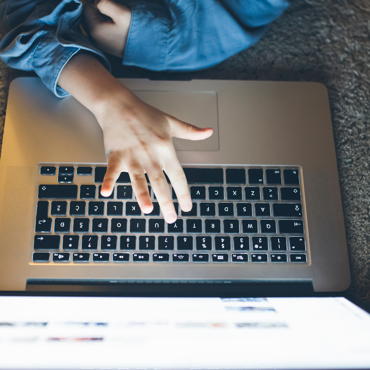 by Canva Скликивание рекламных объявлений