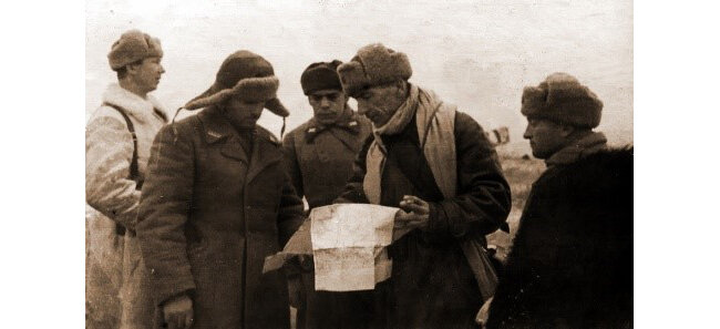 Генерал Плиев (второй справа) согласовывает действия с танкистами. Фото в свободном доступе.