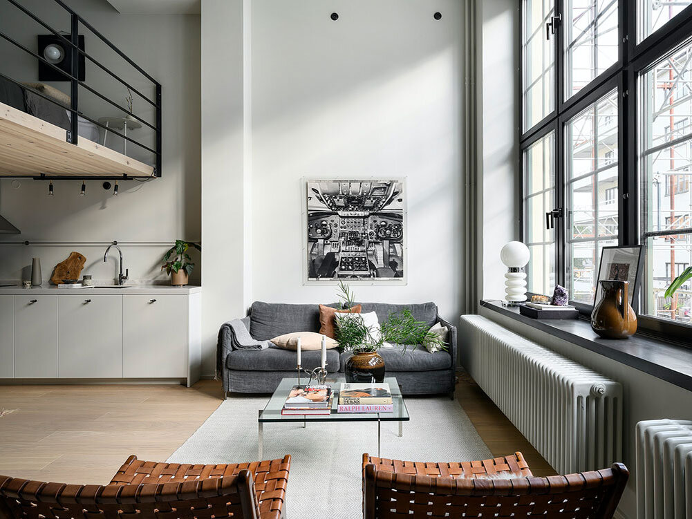 Гостинная объединена с кухонной и обеденной зонами, но в то же время гостиная выделена высотой потолка и ковром правильного размера.