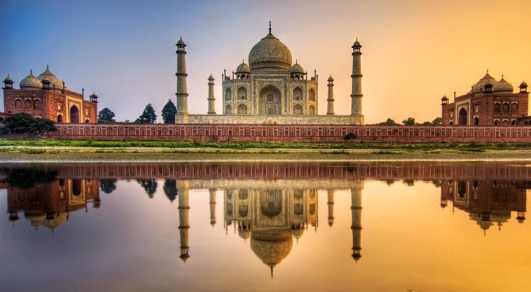 Тадж-Маха́л (хинди ताज महल, урду تاج محل — «Корона дворцов», англ. Taj Mahal) — мавзолей-мечеть, находящийся в Агре, Индия, на берегу реки Джамна (архитекторы, вероятно, Устад-Иса и др.). Построен по приказу потомка Тамерлана, падишаха империи Бабуридов Шах-Джахана, в память о жене Мумтаз-Махал, умершей при родах четырнадцатого ребёнка (позже здесь был похоронен и сам Шах-Джахан).