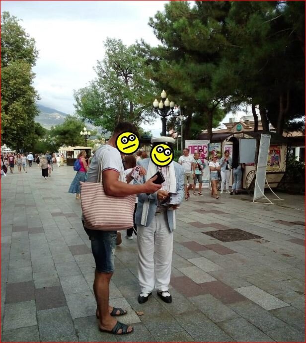 Набережная Ялты, автор искрометного юмора нашел своего очередного покупателя