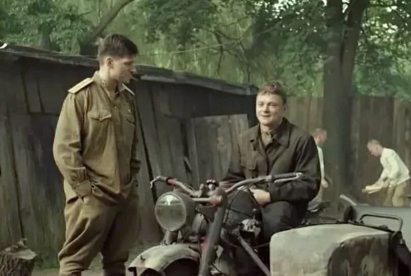 Кадр из фильма Даниил Страхов и Андрей Шибаршин в сцене с мотоциклом