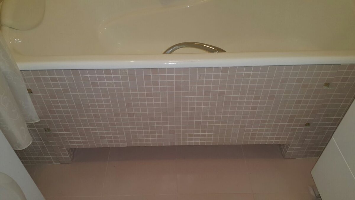 Съемный экран чугунной ванны с нишей для ног.