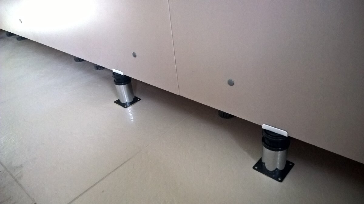 Фотографий со шкафами нет, кроме этой. На фотографии за ЛДСП находятся шкафы. 