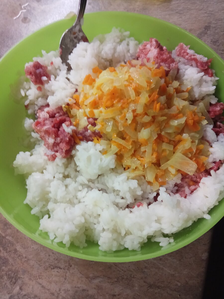 Готовим начинку. Смешиваем отваренный рис, обжаренные овощи и мясной фарш
