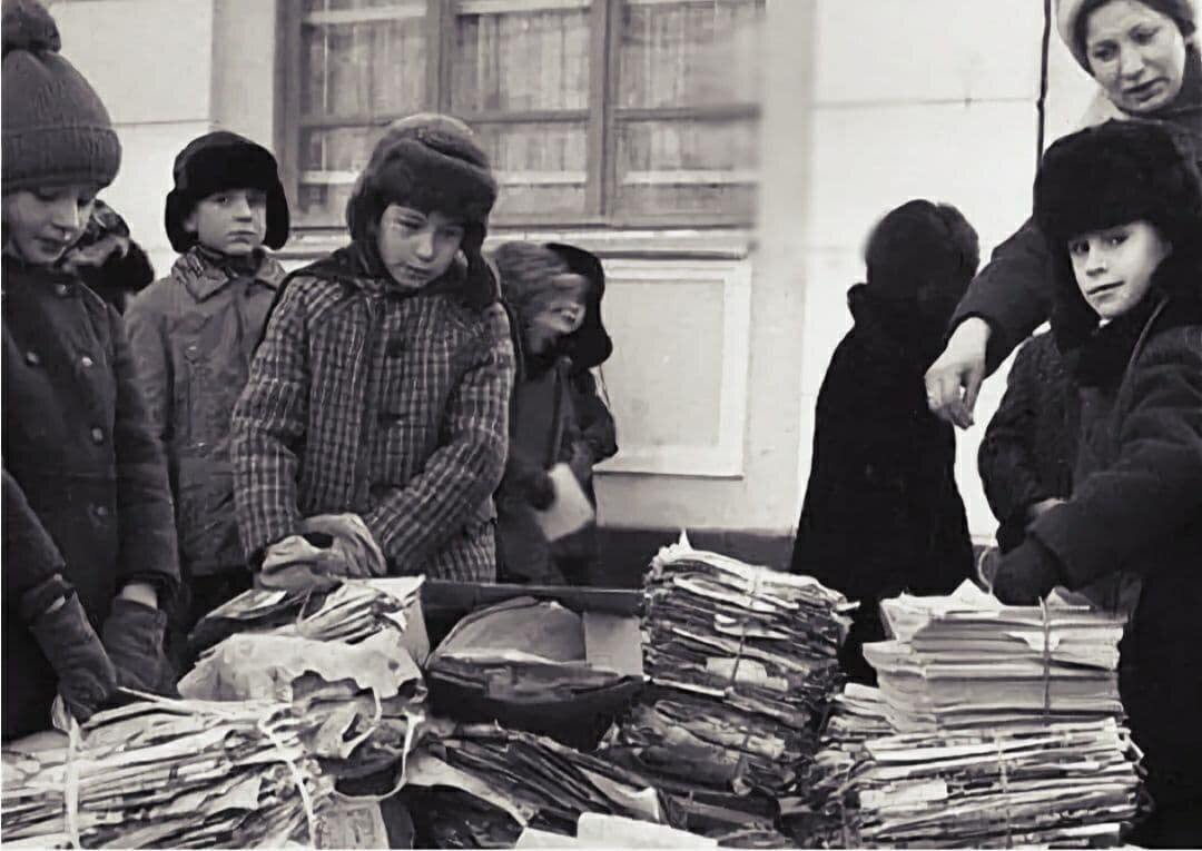 Школьники сдают макулатуру в школе. Начало 1980-х