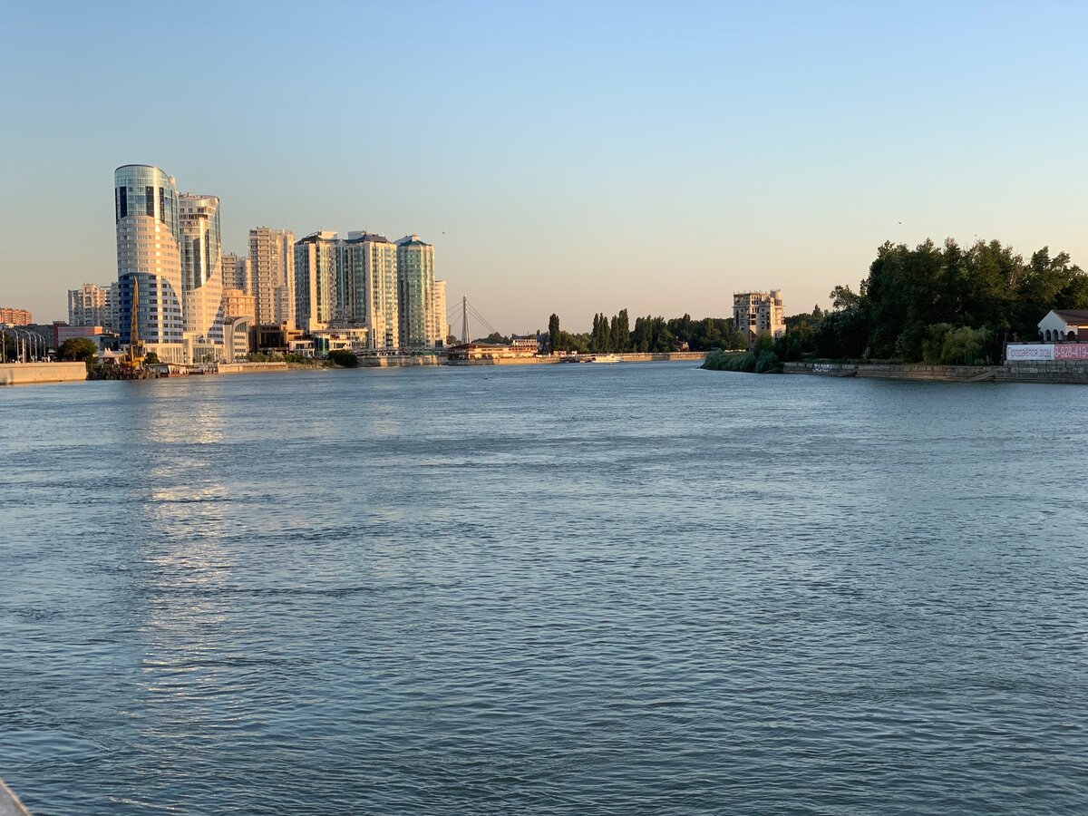 Так эти два комплекса выглядят летом, когда уровень воды в реке довольно высокий 