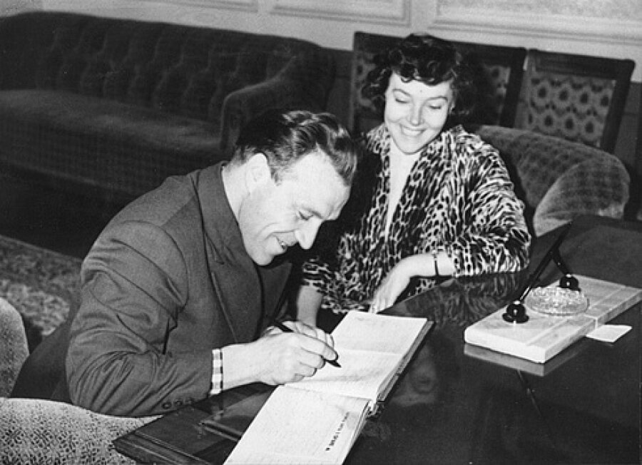 Регистрация брака Аллы Парфаньяк и Михаила Ульянова. 1959 год. Фото Яндекс картинки.